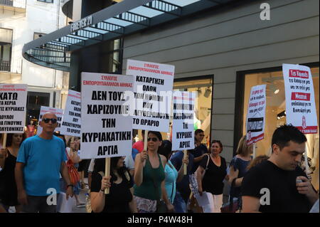 Athen, Griechenland. 22. Juni, 2018. Griechen in Athen gegen die Öffnung der Geschäfte am Sonntag demonstrieren. Credit: George Panagakis/Pacific Press/Alamy leben Nachrichten Stockfoto