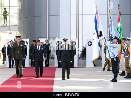 Vorsitzender der Joint Chiefs Of Staff, General Joseph Dunford, wer in Israel ist gestern angekommen, erhielt eine vollständige Ehrengarde der IDF-Soldaten am Hauptsitz israelischen Verteidigungskräfte in Tel Aviv, 9. Mai 2017. Stockfoto