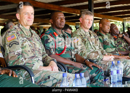 Gen. Daniel B. Allyn, Stellvertretender Stabschef der US-Armee, General Griffin Löffel Phiri, Malawi Leiter der Verteidigung, und Generalmajor Joseph S. Harrington, Kommandeur der US-Armee Afrika, sehen einen friedenserhaltenden Berichtstil Demonstration auf dem Malawi Streitkräfte College (MAFCO) Salima, Malawi, 9. Mai 2017. KOESTER ist eine jährliche, einwöchigen Seminar in dem Land Kraft Leiter aus ganz Afrika für offenen Dialog zu diskutieren und kooperative Lösungen für regionale und überregionale Herausforderungen und Bedrohungen entwickeln. (US-Armee Stockfoto