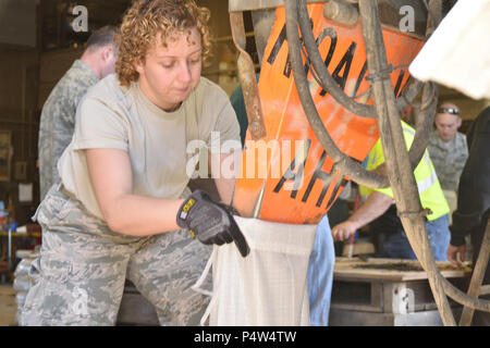 Der 107 Angriff Wing Piloten reagieren in Sturm Hilfsmaßnahmen in der Stadt von Kendall NY Am 9. Mai 2017 zu helfen. Staff Sgt. Jesse Craig Befüllung der Sandsäcke. Stockfoto