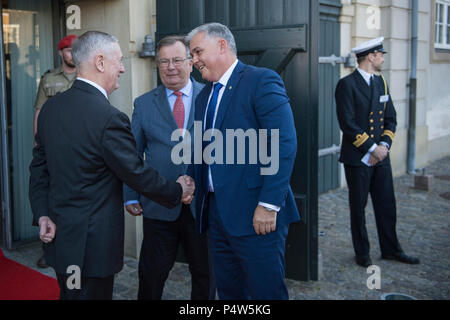 Verteidigungsminister Jim Mattis und Dänische Minister für Verteidigung Claus Hjort Frederiksen Willkommen Mark Mitchell, der neuseeländische Minister für Verteidigung, zu einer globalen Koalition auf die Niederlage des ISIS-Sitzung bei eigtveds Pakhus in Kopenhagen, Dänemark, 9. Mai 2017. (DOD Stockfoto