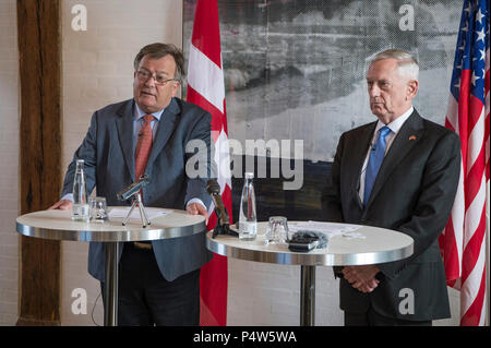 Verteidigungsminister Jim Mattis und Dänische Minister für Verteidigung Claus Hjort Frederiksen host a drücken Sie die Taste kurz an eigtveds Pakhus in Kopenhagen, Dänemark, 9. Mai 2017. (DOD Stockfoto