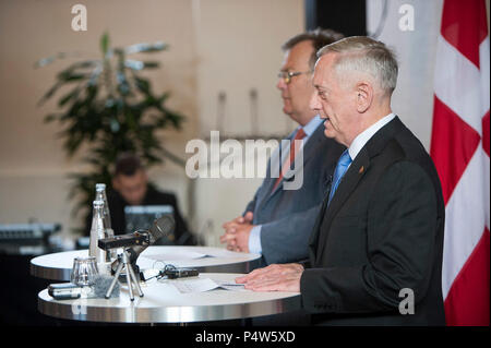 Verteidigungsminister Jim Mattis und Dänische Minister für Verteidigung Claus Hjort Frederiksen host a drücken Sie die Taste kurz an eigtveds Pakhus in Kopenhagen, Dänemark, 9. Mai 2017. (DOD Stockfoto