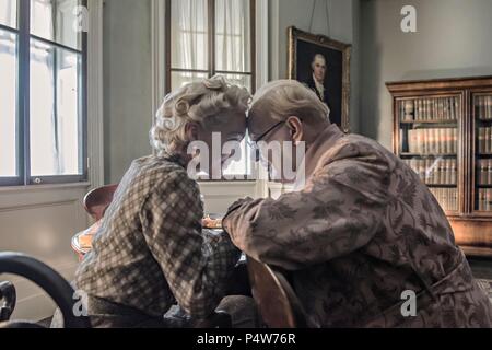 Original Film Titel: Darkest Hour. Englischer Titel: Darkest Hour. Regisseur: Joe Wright. Jahr: 2017. Stars: GARY OLDMAN; Kristin Scott Thomas. Credit: WORKING TITLE FILMS/Album Stockfoto