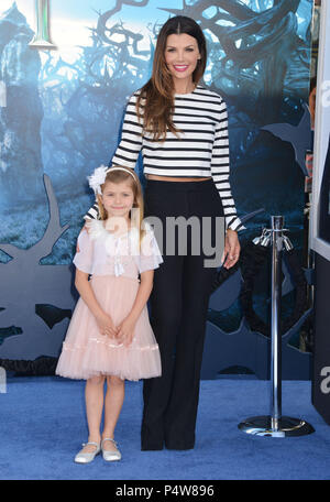 Ali Landry, Estela Ines Monteverde am Malefiz Premiere am El Capitan Theatre in Los Angeles. Ali Landry, Estela Ines Monteverde - - - - - - - - - - - - - Red Carpet Event, Vertikal, USA, Filmindustrie, Prominente, Fotografie, Bestof, Kunst, Kultur und Unterhaltung, Topix Prominente Fashion/Vertikal, Besten, Event in Hollywood Leben - Kalifornien, Roter Teppich und backstage, USA, Film, Stars, Film Stars, TV Stars, Musik, Promis, Fotografie, Bestof, Kunst, Kultur und Unterhaltung, Topix, Vertikal, Familie von aus dem Jahr 2014, Anfrage tsuni @ Gamma-USA. Stockfoto