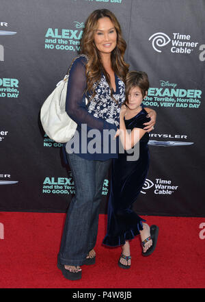 Bianca Wakelin, Tia Carrere im Alexander und schrecklich, schrecklich, keine guten, sehr schlechten Tag Premiere am El Capitan Theatre in Los Angeles. Bianca Wakelin, Tia Carrere - - - - - - - - - - - - - Red Carpet Event, Vertikal, USA, Filmindustrie, Prominente, Fotografie, Bestof, Kunst, Kultur und Unterhaltung, Topix Prominente Fashion/Vertikal, Besten, Event in Hollywood Leben - Kalifornien, Roter Teppich und backstage, USA, Film, Stars, Film Stars, TV Stars, Musik, Promis, Fotografie, Bestof, Kunst, Kultur und Unterhaltung, Topix, Vertikal, Familie von dem Ihr Stockfoto