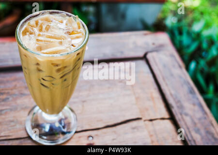 Einen Kaffee Glas im Garten auf Holzboden. Stockfoto