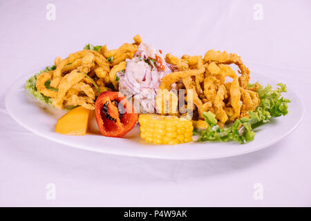 peruanische Küche: Ceviche de Pescado con calamar Stockfoto