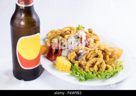 peruanische Küche: Ceviche de Pescado con calamar Stockfoto