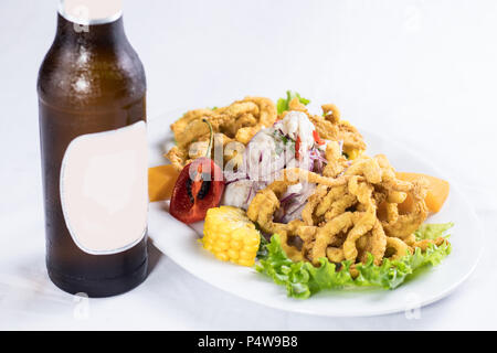 peruanische Küche: Ceviche de Pescado con calamar Stockfoto