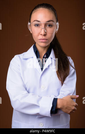 Junge schöne Frau Doktor tragen Schutzbrille gegen Stockfoto