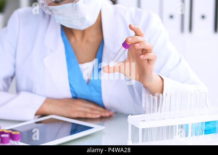 Weibliche wissenschaftliche Forschung vor allem auf der Tube im Labor. Blutprobe Konzept. Stockfoto