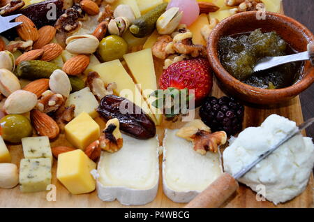 Käseplatte - Vorspeisen und Snacks Stockfoto