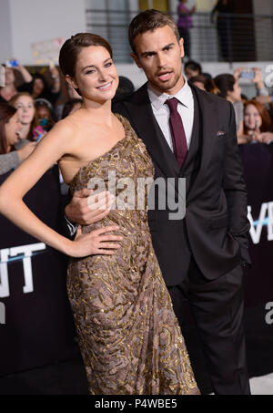 Shailene Woodley, Theo James 145 an die unterschiedlichen Premiere auf dem Westwood Village Theater in Los Angeles. Shailene Woodley, Theo James 145 Veranstaltung in Hollywood Leben - Kalifornien, Red Carpet Event, USA, Filmindustrie, Prominente, Fotografie, Bestof, Kunst, Kultur und Unterhaltung, Topix prominente Mode, Besten, Hollywood Leben, Event in Hollywood Leben - Kalifornien, Roter Teppich und backstage, Film Stars, TV Stars, Musik, Promis, Topix, Akteure aus dem gleichen Film, Cast und co Star zusammen. Anfrage tsuni@Gamma-USA.com, Kredit Tsuni/USA, 2015-Gruppe, TV und Film Cast Stockfoto