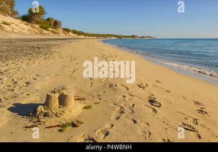 Die schönsten Sandstrände von Apulien: Alimini Bay, Salento Küste. Italien. Es ist eine große sandige Küste von Pinienwäldern, die von Dünen wachsen geschützt. Stockfoto