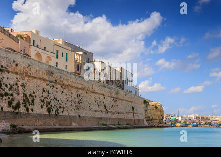 Die schönsten Dörfer Italiens: Otranto (Apulien). Blick auf die Altstadt, umgeben von kristallklarem Meer. Stockfoto