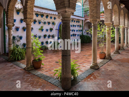 Typisch andalusischen Innenhof in der Altstadt von Cordoba. Spanien. Stockfoto