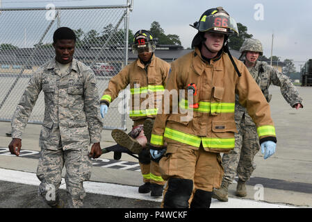 Mitglieder aus dem 4 Fighter Wing Transport einen Flieger mit simulierten Verletzungen bei einem schweren Unfall Antwort Übung, 10. Mai 2017, bei Seymour Johnson Air Force Base, North Carolina. Ersthelfer aus dem 4 Medical Group und Wayne County Emergency Medical Services triage und Krisenreaktion Bemühungen ausgeübt, Rendering Beihilfe auf die Szene. Stockfoto