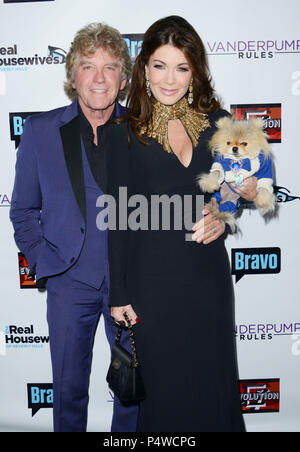 Lisa Vanderpump, Ehemann Ken und Hund giggy an der Jahreszeit 4 Premiere von "Die Echten Hausfrauen von Beverly Hills" am Boulevard 3 in Los Angeles. Lisa Vanderpump, Ehemann Ken und Hund Giggy Ereignis in Hollywood Leben - Kalifornien, Red Carpet Event, USA, Filmindustrie, Prominente, Fotografie, Bestof, Kunst, Kultur und Unterhaltung, Topix prominente Mode, Besten, Hollywood Leben, Event in Hollywood Leben - Kalifornien, Roter Teppich und backstage, Film Stars, TV Stars, Musik, Promis, Topix, Akteure aus dem gleichen Film, Cast und co Star zusammen. Anfrage tsuni@Gamma-USA.com, Kredit Stockfoto