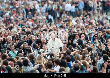 Papst Franziskus kommt an der Generalaudienz auf dem Petersplatz im Vatikan zu führen. Mit: Papst Franziskus Wo: Rom, Italien Wann: 23. Mai 2018 Credit: IPA/WENN.com ** Nur für die Veröffentlichung in Großbritannien, den USA, Deutschland, Österreich ** verfügbar Stockfoto