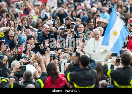 Papst Franziskus kommt an der Generalaudienz auf dem Petersplatz im Vatikan zu führen. Mit: Papst Franziskus Wo: Rom, Italien Wann: 23. Mai 2018 Credit: IPA/WENN.com ** Nur für die Veröffentlichung in Großbritannien, den USA, Deutschland, Österreich ** verfügbar Stockfoto