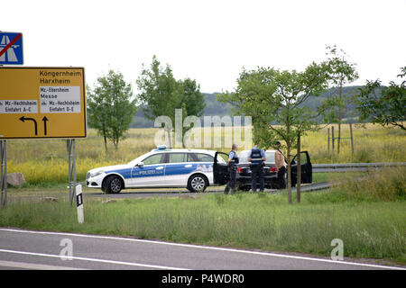 Mainz, Deutschland - 17. Juni 2018: Polizei, Krankenwagen mit zwei Polizisten eine Kontrolle eines Autofahrers auf den Straßenrand am 17. Juni 2018 in Ma Stockfoto