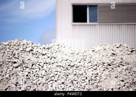 Ein Haufen von gegossen und Betonschutt zerquetscht. Stockfoto