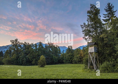 Slowenische Landschaft bei Sonnenuntergang mit Beobachtung ausblenden Turm für die Jagd Stockfoto