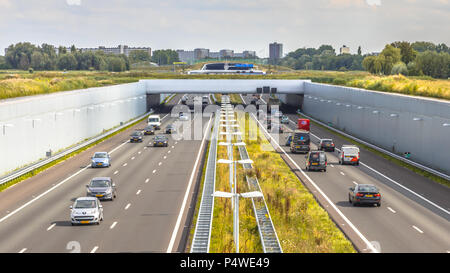 Niederlande, Rotterdam, Autobahn A4, die Eingabe des Benelux-Tunnel vorbei Fluss Nieuwe Maas ...
