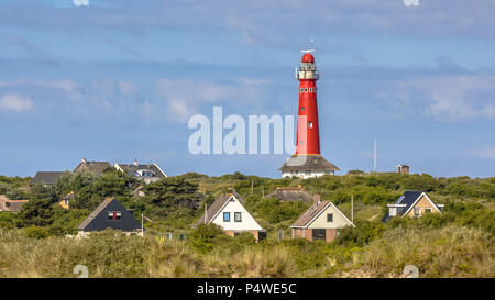 Rote Leuchtturm zwischen den Häusern des Dorfes von Schiermonnikoog isand Stockfoto