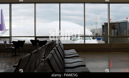 Flugzeug Vom Flughafen Terminal ansehen. Stockfoto