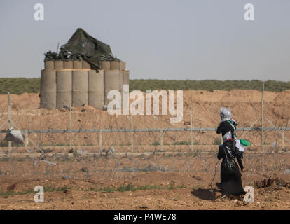 Zwei Mädchen stehen vor der israelischen Soldaten 'Beobachtungsposten in der Nähe der Trennzaun östlich von Gaza-stadt. Auseinandersetzungen zwischen palästinensischen Zivilisten und israelische Soldaten brach erneut an der Grenze des Gaza Streifen und Isreal in der Nähe des Nahal Oz Ort östlich von Gaza-stadt. Die israelischen Streitkräfte verletzt viele palästinensische Zivilisten durch Brennen von scharfer Munition und Benzinkanister in die Demonstrantin, die im eigenen Land sind. Die Palästinenser protestieren gegen die Übertragung der Amerikanischen Botschaft nach Jerusalem und die Anerkennung Jerusalems als Hauptstadt von Israel durch den US-Präsidenten Donald T Stockfoto