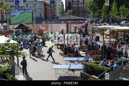 Reading, Großbritannien - 22 Juni 2018: Fans an einer Bar im Freien auf Station Hill sammeln Nigeria gegen Island in die Welt des Fußballs 2018 cu zu beobachten Stockfoto