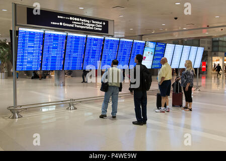 Passagiere Kontrolle nach Flugplan am Airport Stockfoto