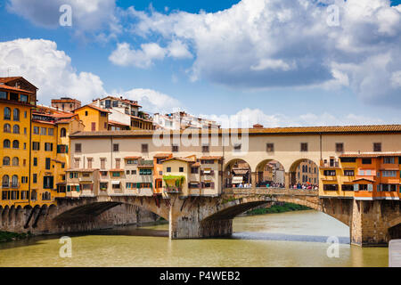 Malerische Ponte Vecchio (Alte Brücke) Mittelalterliche geschlossen - brüstungs segmentale Brücke mit Vasari Korridor (Corridoio Vasariano) erhöhten geschlossenen passagew Stockfoto