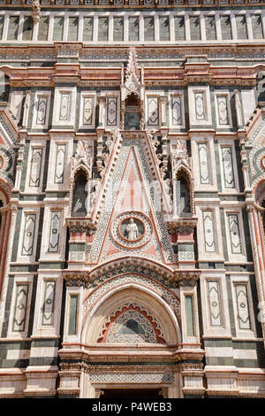 Prunkvolle neo-gotische Fassade der Kathedrale Santa Maria del Fiore oder die Kathedrale von Florenz (Il Duomo di Firenze), einem berühmten UNESCO-Weltkulturerbe ein Stockfoto