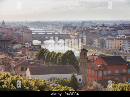 Florenz Antenne Stadtbild mit waterfront Gebäude am Fluss Arno, Vasari Korridor, Ponte Vecchio und die Uffizien Art Museum, Toskana, Italien Stockfoto