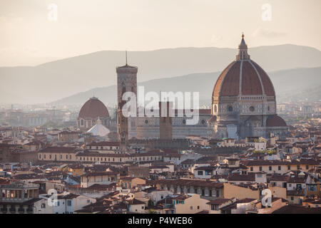 Florenz Antenne Stadtbild mit Kathedrale Santa Maria del Fiore oder die Kathedrale von Florenz (Il Duomo di Firenze), einem berühmten UNESCO-Weltkulturerbe ein Stockfoto