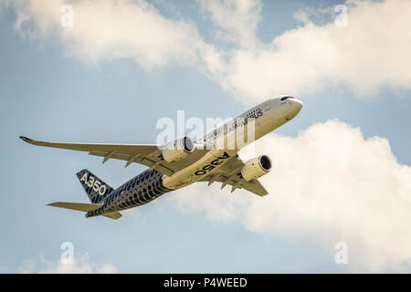 Ein Airbus A350 gibt einen Airshow während der Internationalen Luft- und Raumfahrtausstellung ILA am Flughafen Schönefeld in Berlin, Deutschland 2018. Stockfoto