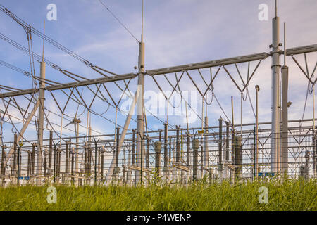 Ultra moderne High voltage Transformation power station für elektrische Industrie mit mehreren Transformatoren und Isolatoren Stockfoto