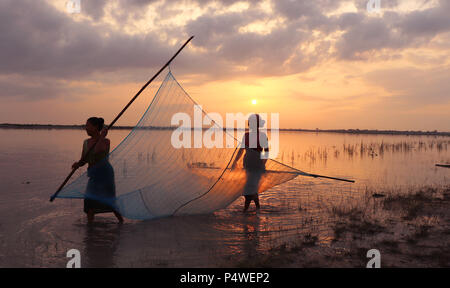 Die Schönheit der Insel. Goldene Stunden majuli. zwei Frauen letzter Versuch Fisch in brahmaputra Flusses zu fangen. Stockfoto