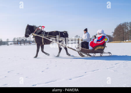 Stadt Cesis, Lettland. Pferd mit Schlitten und Völker auf dem zugefrorenen See. Winter und Schnee. Reisen Foto 2012. Stockfoto