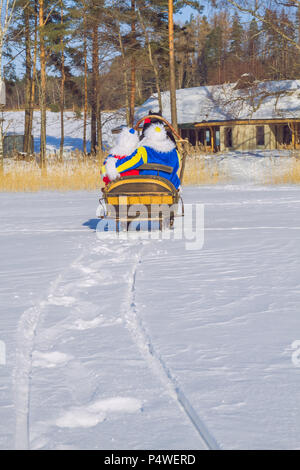 Stadt Cesis, Lettland. Pferd mit Schlitten und Völker auf dem zugefrorenen See. Winter und Schnee. Reisen Foto 2012. Stockfoto