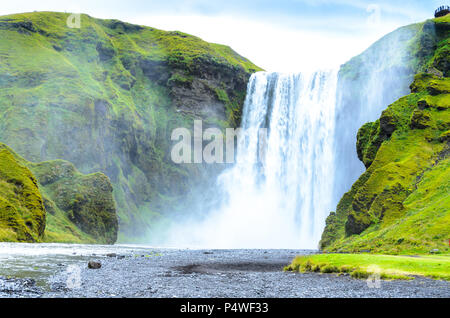 Skogafoss - riesigen Wasserfall im Süden von Island Stockfoto