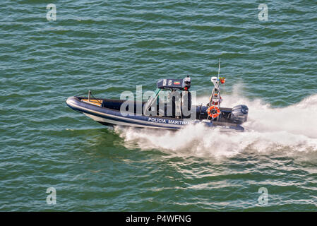 Lissabon, Portugal - 19. Mai 2017: Hohe Geschwindigkeit maritime Polizei Boot geht in den Fluss Tagus, Lissabon, Portugal. Stockfoto