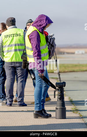 Russland, Wladiwostok, 10/13/2017. Fotograf steht mit modernen digitalen Kamera und großen Teleobjektiv auf Event outdoor. Stockfoto