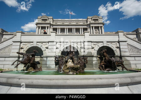 Der Neptun Brunnen vor der Bibliothek des Kongresses Gebäude, die Thomas Jefferson, Washington, DC, USA Stockfoto