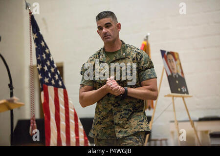 Us Marine Corps Oberstleutnant Scott W. Zimmerman, bataillonskommandeur von 2d Combat Engineer Battalioin, gibt eine Reflexion während der Trauerfeier für den 1st Lieutenant Garrett C. Cheung auf Camp Lejeune, N.C., 9. Mai 2017. 1. Lt Cheung ist von seinen Eltern überlebt, ALexander und Florenz Cheung und seine Schwester, Brigette. Stockfoto