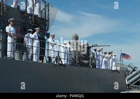 SAN DIEGO (08.Mai 2017) Matrosen an Bord der Ticonderoga-Klasse geführte-missile Cruiser USS Lake Erie (CG70) die Schienen der Mensch als das Schiff bereitet Naval Base San Diego für die Bereitstellung zu verlassen. See Erie ist derzeit auf eine unabhängige Bereitstellung in den USA 7 und 5 Flotte Bereichen zur Unterstützung der Maritime Security Operations und Theater Bemühungen um Zusammenarbeit. Stockfoto