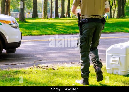 Männliche Sicherheit arbeiten mit militärischer Bewachung in Park Stockfoto